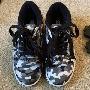 Heelys skate shoes camo wheel shoes like new black